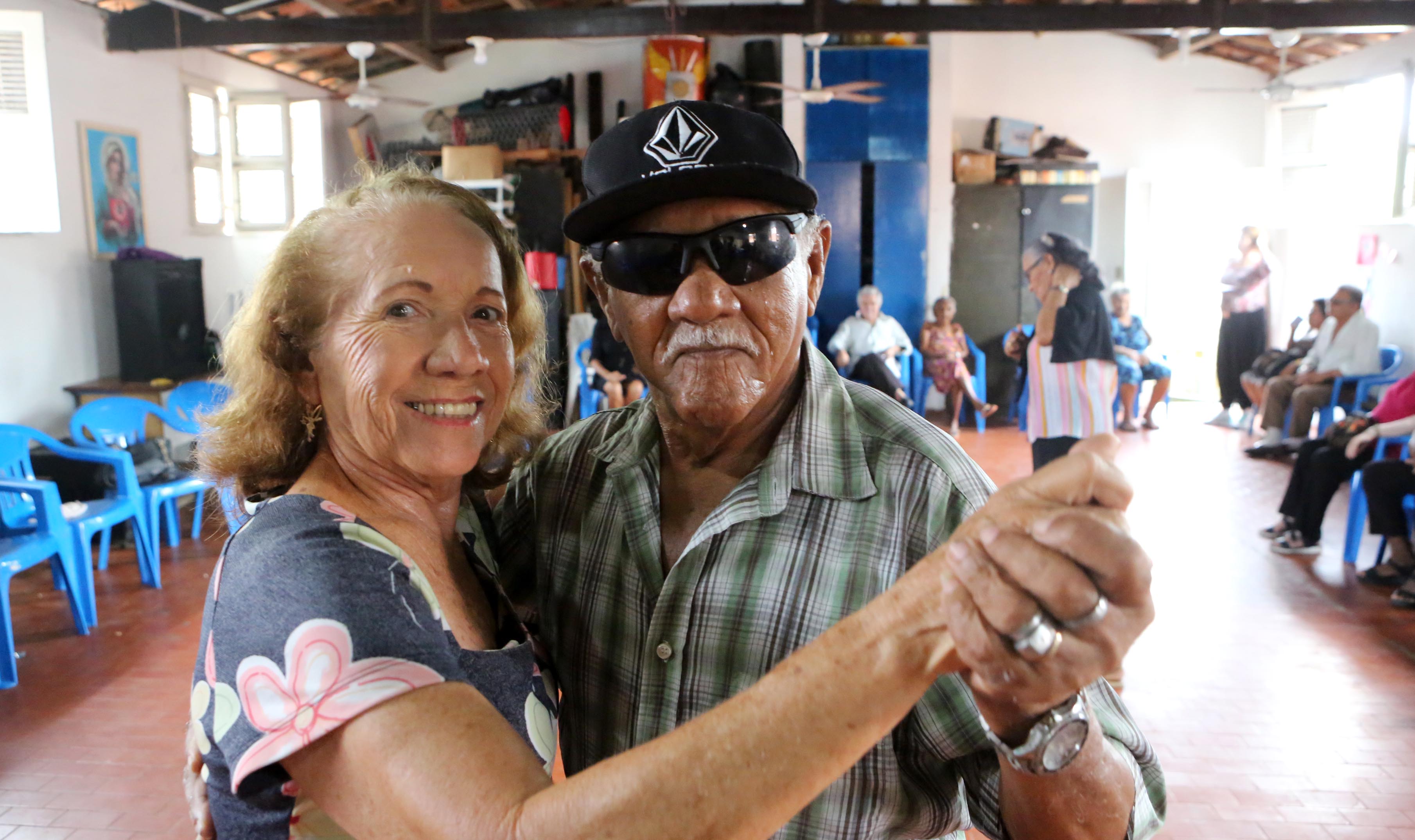 um homem e uma mulher posam para foto em posição de dança de salão